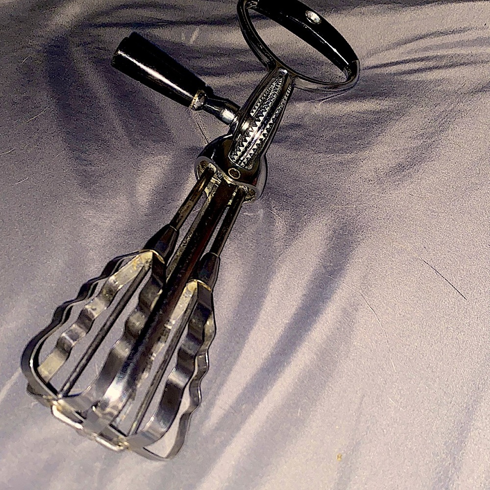 Flint vintage hand egg beater